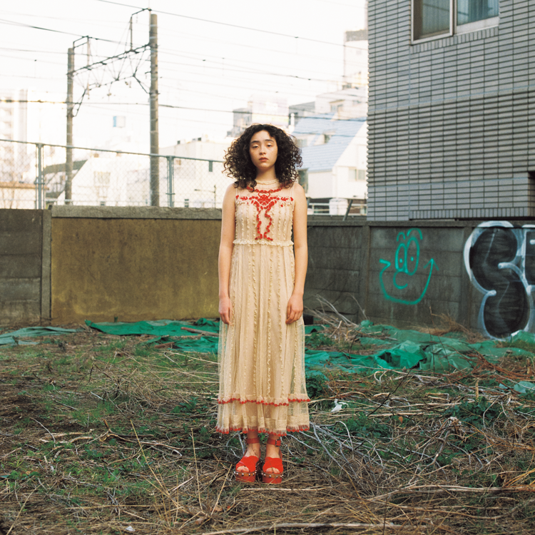 美品　RED VALENTINO ムートンベスト44 ベージュ系 レース 女子の心をくすぐるRED VALENTINOのドレスとは | bis［ビス］