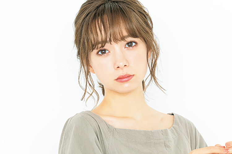インスタで大人気 柴田あやなちゃんのメイクポーチ セルフメイクを大公開 Bis ビス