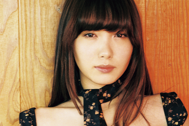 女優 飯豊まりえちゃんが黒のワンピースをコケティッシュに着こなす Bis ビス