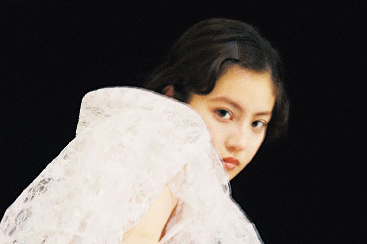 今田美桜ちゃんが纏う、ホログラムが煌めくレーストップス