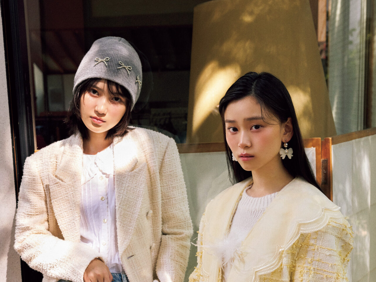 櫻坂46の山下瞳月と的野美青がトレンドアウターを纏う。注目キーワード